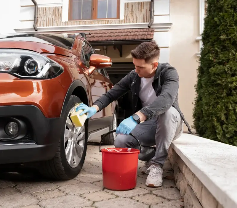 Lavage auto à domicile Bonnefont : professionnel intervenant sur un véhicule